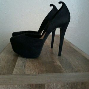 Cute black stilettos!